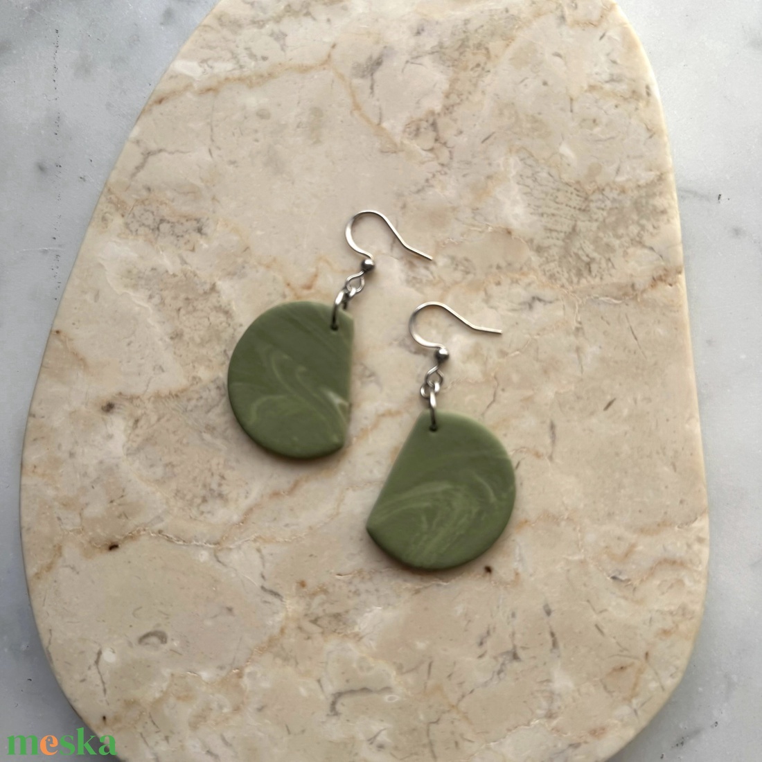 Félkör gyurma fülbevaló - zöld örvény - ékszer - fülbevaló - lógó fülbevaló - Meska.hu