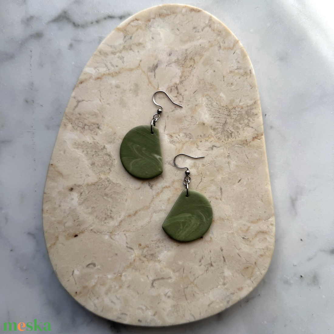 Félkör gyurma fülbevaló - zöld örvény - ékszer - fülbevaló - lógó fülbevaló - Meska.hu