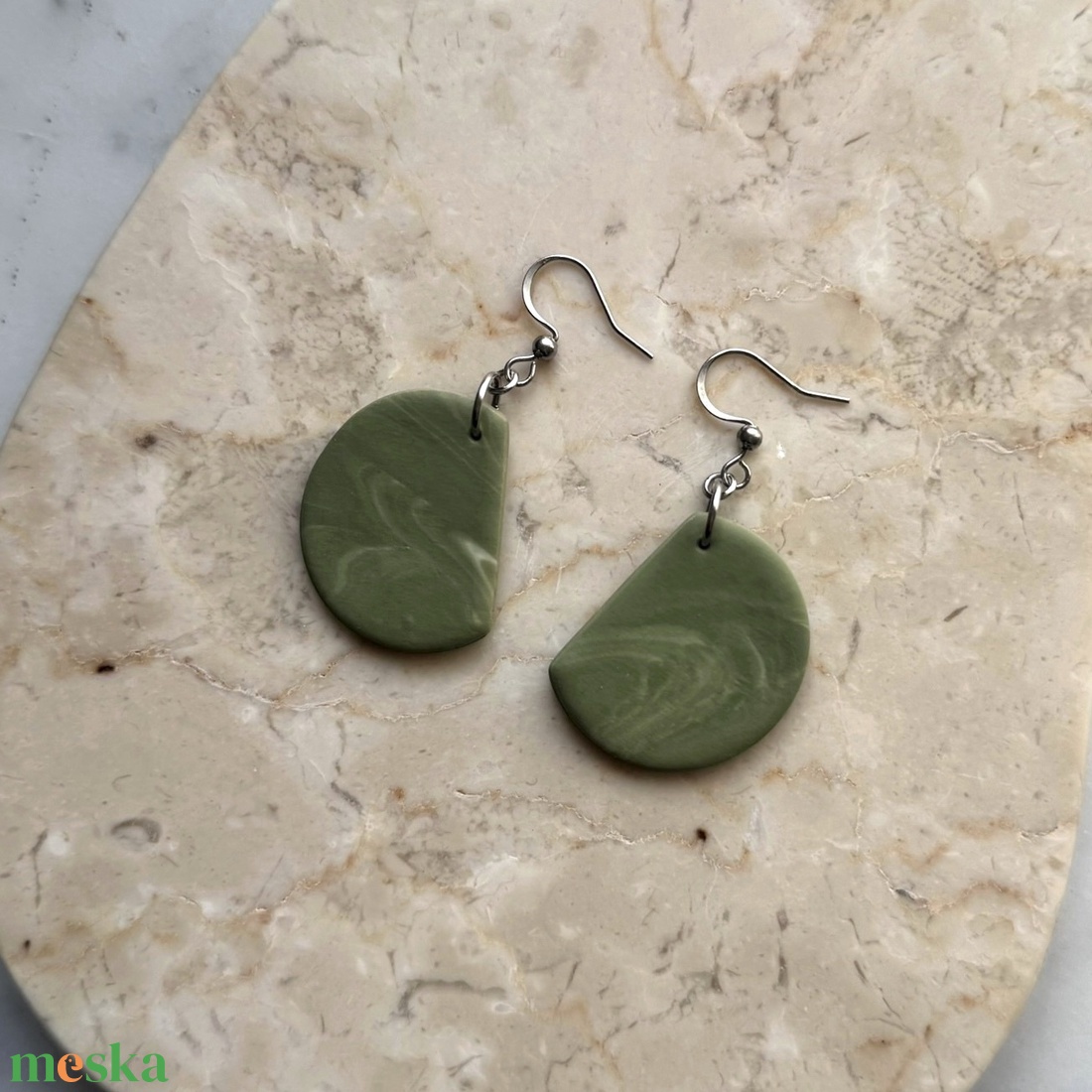 Félkör gyurma fülbevaló - zöld örvény - ékszer - fülbevaló - lógó fülbevaló - Meska.hu