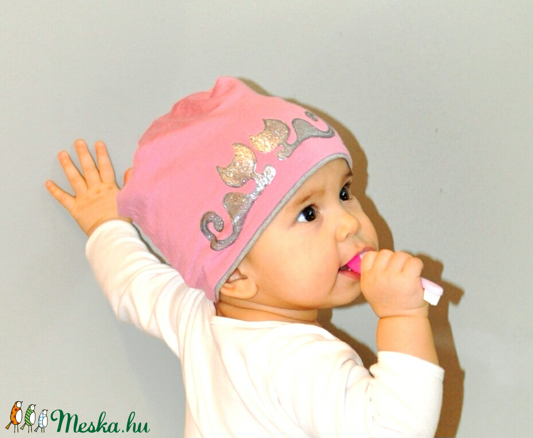 Fiorella kifordítható gyerek SAPKA pink-szürke/ ezüst cicás - ruha & divat - babaruha & gyerekruha - babasapka - Meska.hu