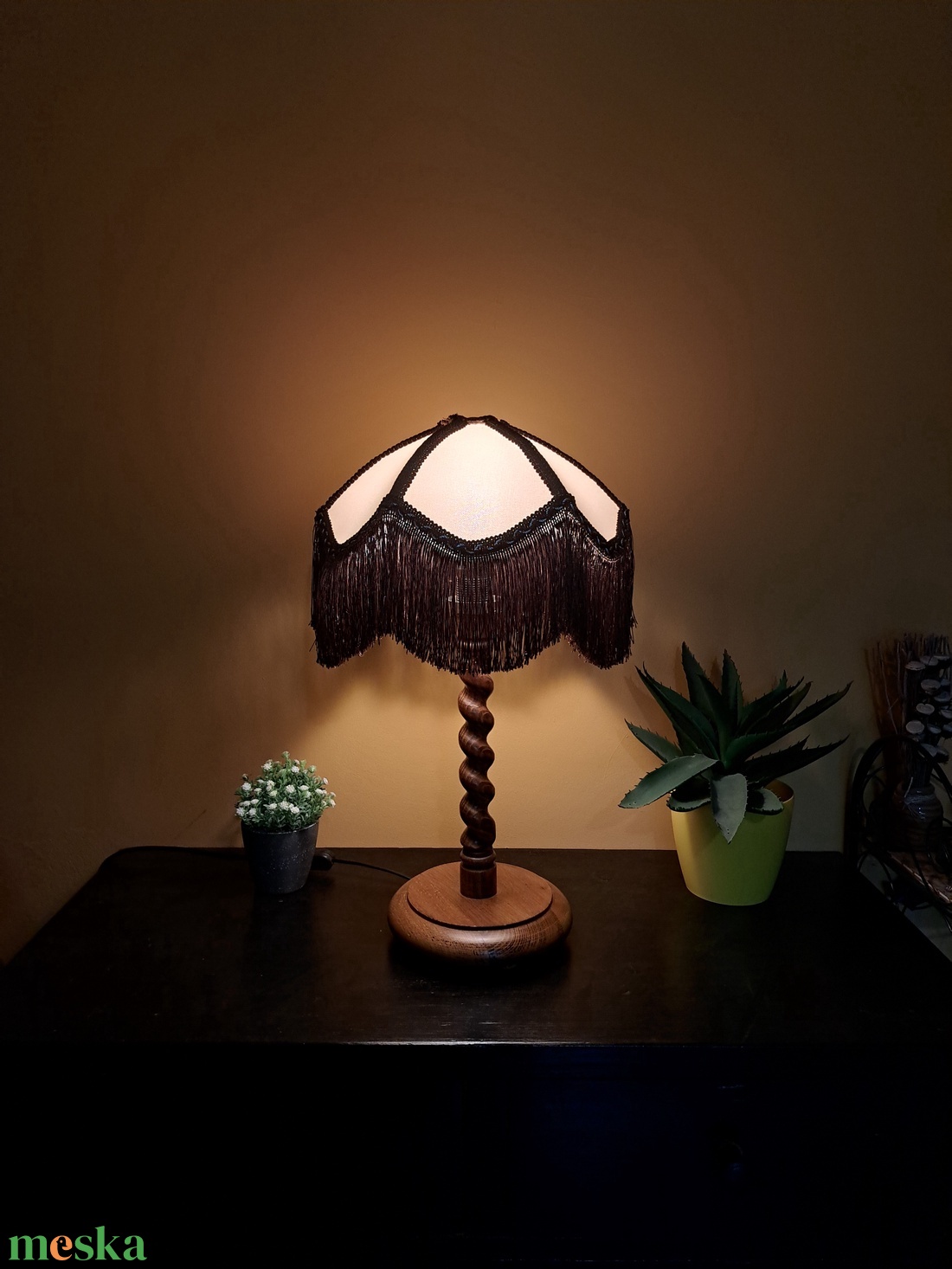 Barna/bézs vintage asztali lámpa csavaros fa talppal - otthon & életmód - lámpa - hangulatlámpa - Meska.hu