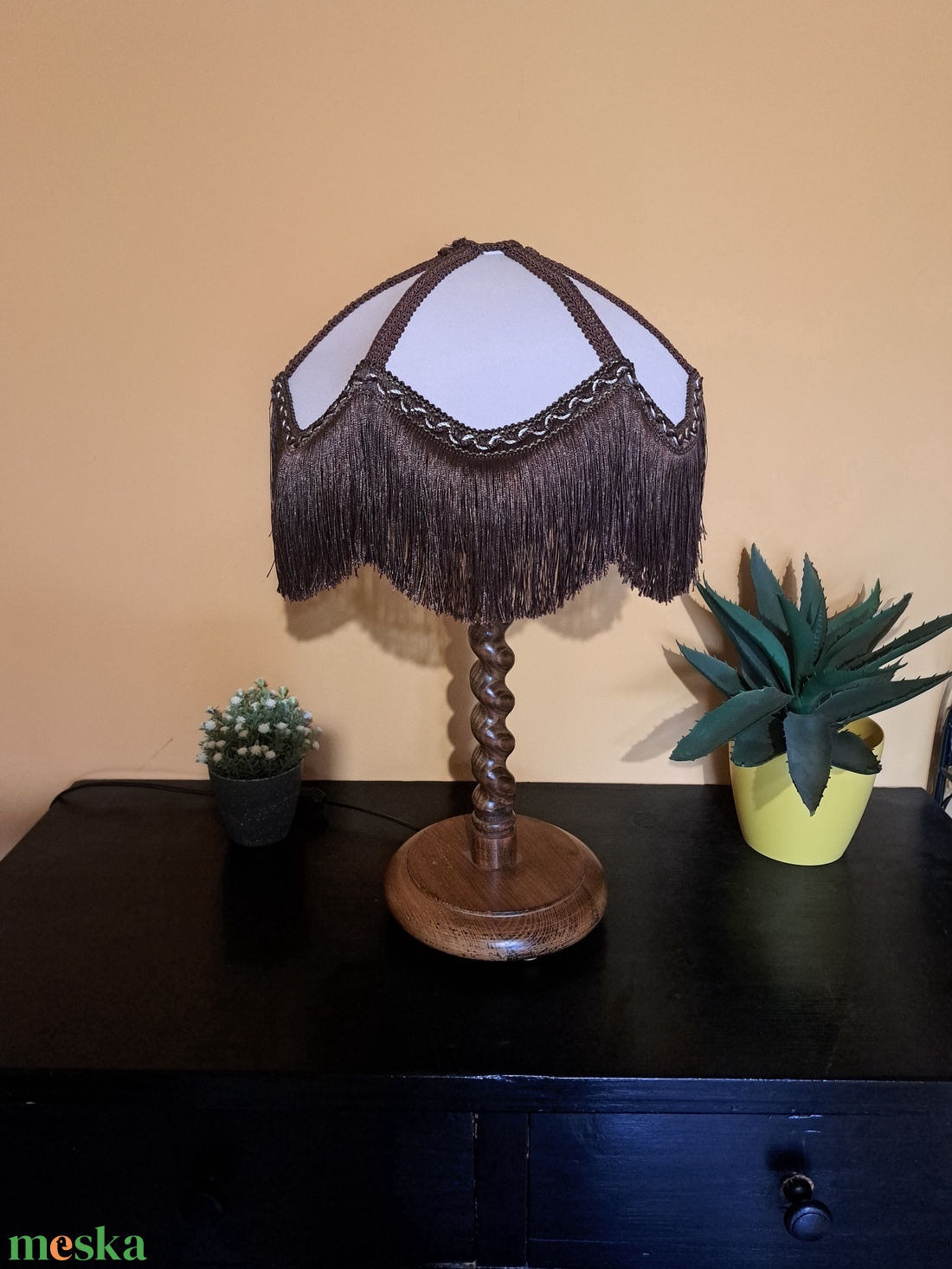 Barna/bézs vintage asztali lámpa csavaros fa talppal - otthon & életmód - lámpa - hangulatlámpa - Meska.hu