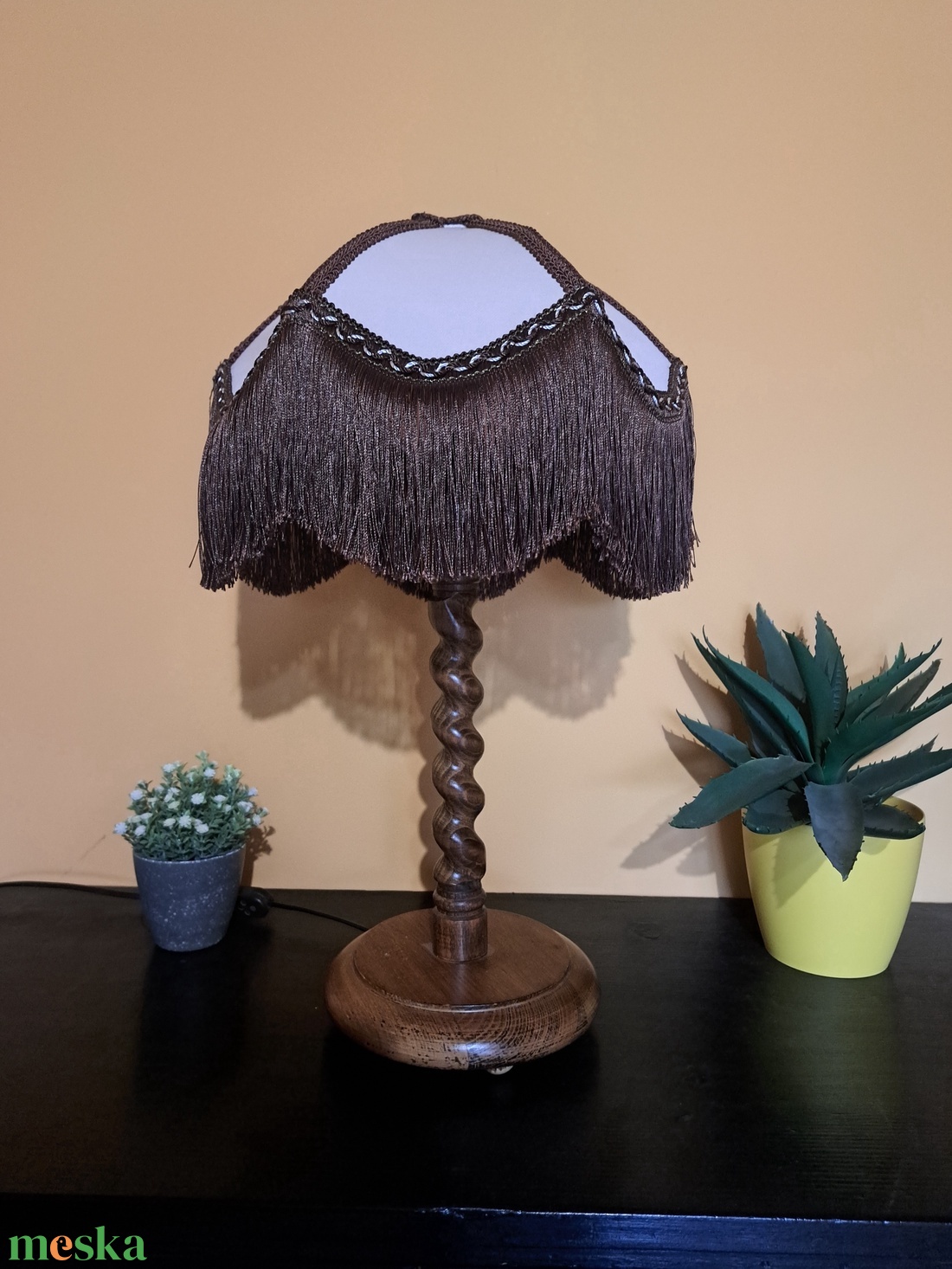 Barna/bézs vintage asztali lámpa csavaros fa talppal - otthon & életmód - lámpa - hangulatlámpa - Meska.hu