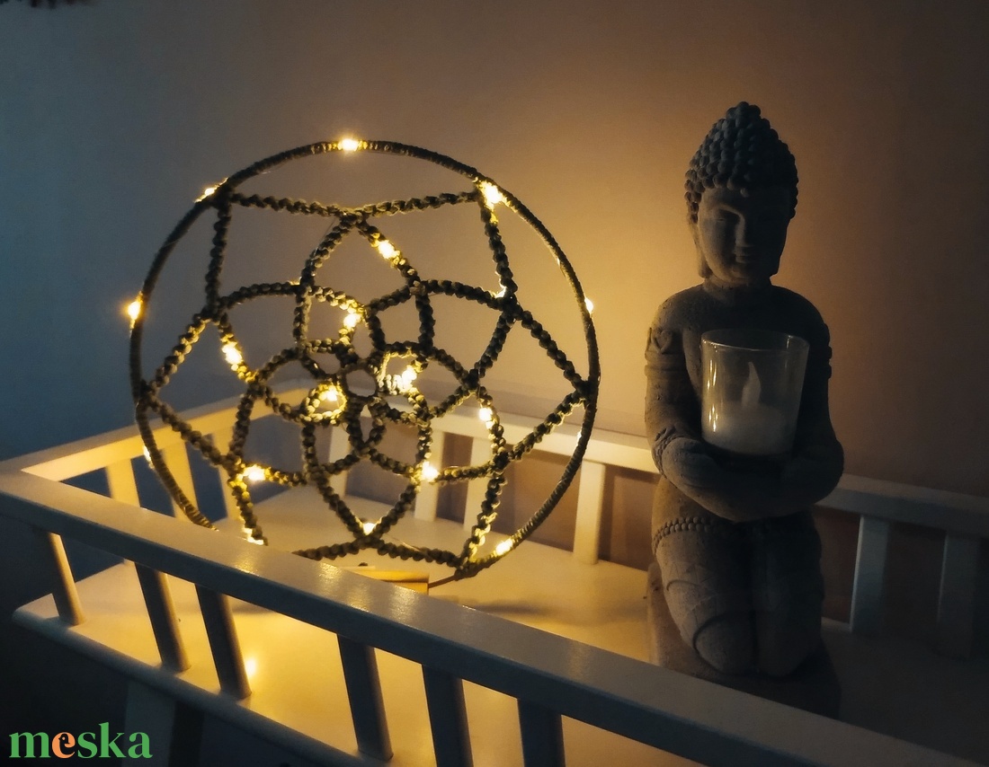 Egyedi, kézzel csomózott makramé tündérfény dekoráció - otthon & életmód - dekoráció - spiritualitás - mandala - Meska.hu Egyedi, kézzel csomózott makramé tündérfény dekoráció - otthon & életmód - dekoráció - spiritualitás - mandala - Meska.hu