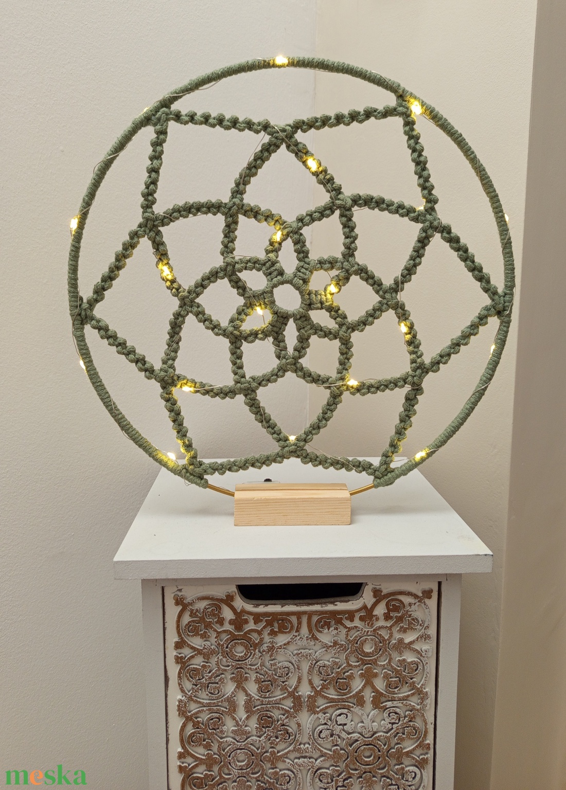 Egyedi, kézzel csomózott makramé tündérfény dekoráció - otthon & életmód - dekoráció - spiritualitás - mandala - Meska.hu Egyedi, kézzel csomózott makramé tündérfény dekoráció - otthon & életmód - dekoráció - spiritualitás - mandala - Meska.hu