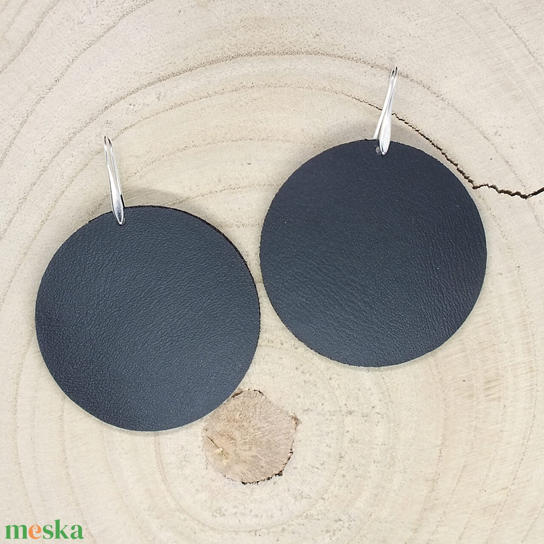 Fekete kerek fülbevaló 5 cm - ékszer - fülbevaló - lógós kerek fülbevaló - Meska.hu Fekete kerek fülbevaló 5 cm - ékszer - fülbevaló - lógós kerek fülbevaló - Meska.hu