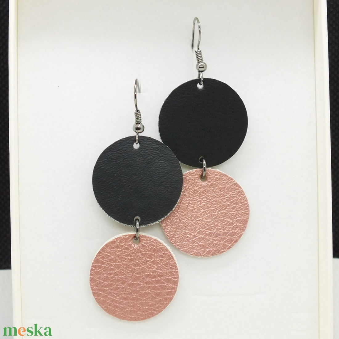 Logó fülbevaló, 6 cm fekete rosegold, - ékszer - fülbevaló - lógó fülbevaló - Meska.hu Logó fülbevaló, 6 cm fekete rosegold, - ékszer - fülbevaló - lógó fülbevaló - Meska.hu