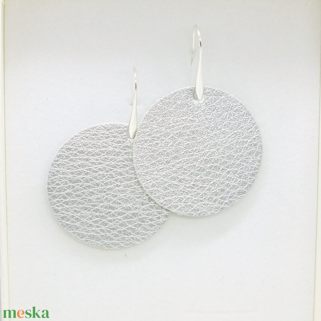 Ezüst színű fülbevaló, 3,5 cm - ékszer - fülbevaló - karika fülbevaló - Meska.hu Ezüst színű fülbevaló, 3,5 cm - ékszer - fülbevaló - karika fülbevaló - Meska.hu