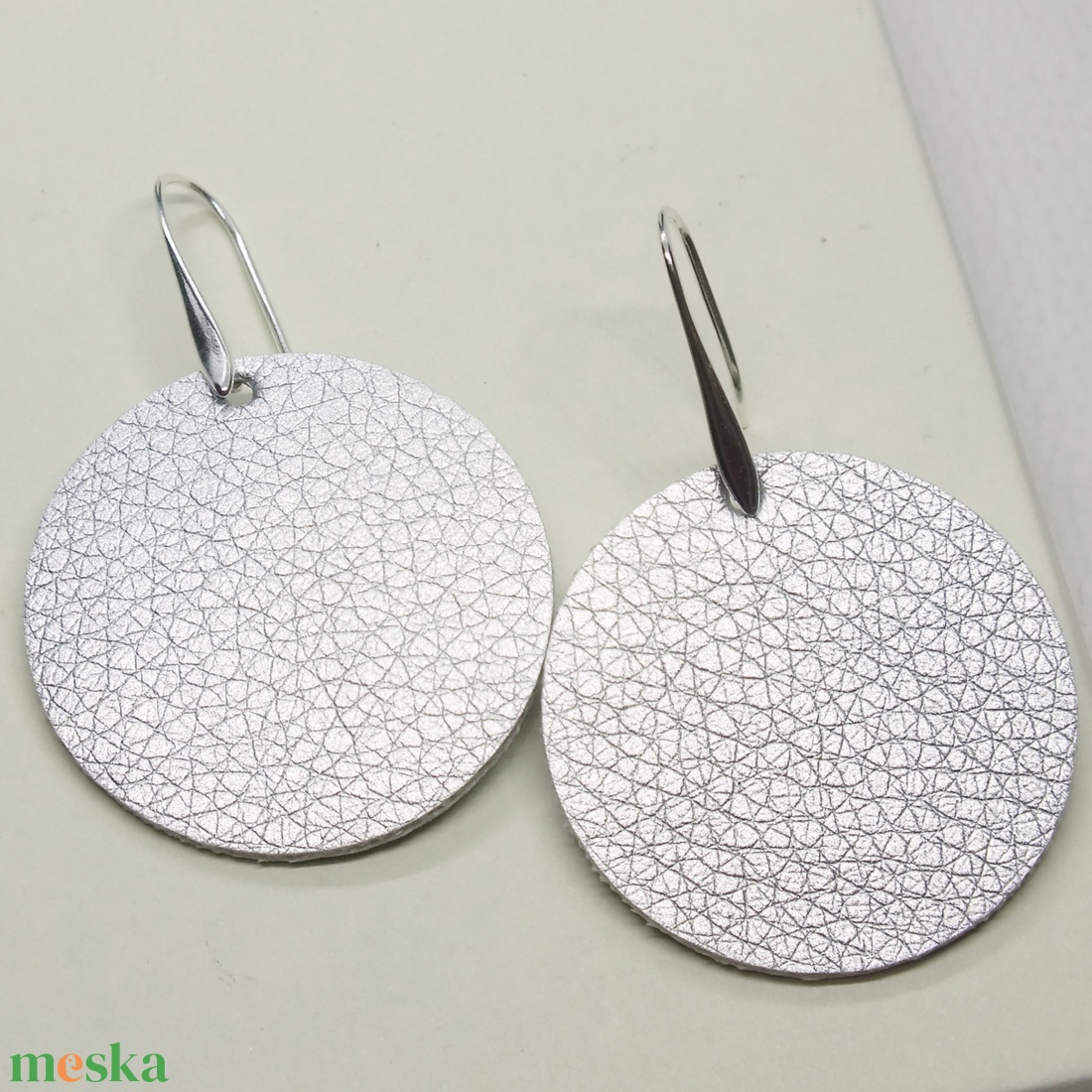 Ezüst színű fülbevaló, 3,5 cm - ékszer - fülbevaló - karika fülbevaló - Meska.hu Ezüst színű fülbevaló, 3,5 cm - ékszer - fülbevaló - karika fülbevaló - Meska.hu