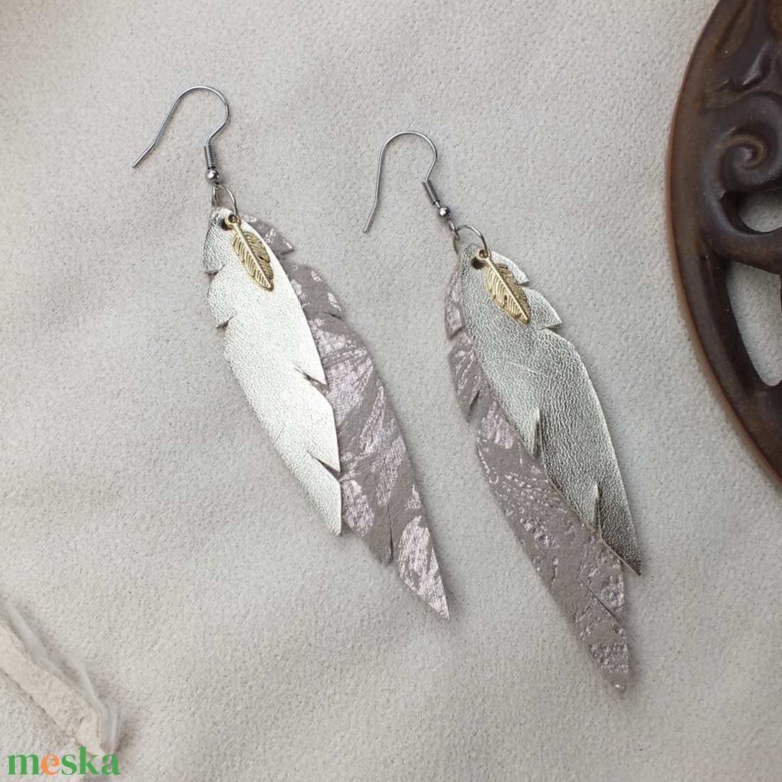 Bőr fülbevaló, levél alakú, ősz, arany barna, 7 cm - ékszer - fülbevaló - lógó fülbevaló - Meska.hu