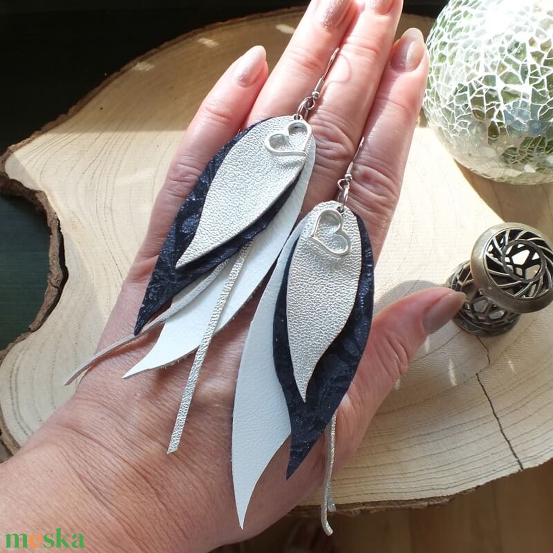 Fülbevaló, valódi bőr, fehér, kék, ezüst, 12 cm - ékszer - fülbevaló - csillár fülbevaló - Meska.hu Fülbevaló, valódi bőr, fehér, kék, ezüst, 12 cm - ékszer - fülbevaló - csillár fülbevaló - Meska.hu