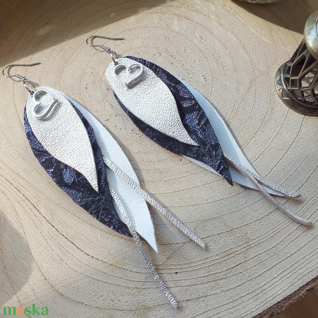Fülbevaló, valódi bőr, fehér, kék, ezüst, 12 cm - ékszer - fülbevaló - csillár fülbevaló - Meska.hu Fülbevaló, valódi bőr, fehér, kék, ezüst, 12 cm - ékszer - fülbevaló - csillár fülbevaló - Meska.hu
