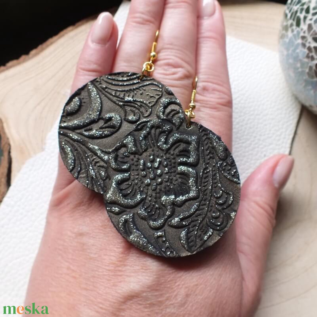 Különleges, csinos bőr fülbevaló, virágos, aranyporos, sötétbarna, 5 cm - ékszer - fülbevaló - lógós kerek fülbevaló - Meska.hu Különleges, csinos bőr fülbevaló, virágos, aranyporos, sötétbarna, 5 cm - ékszer - fülbevaló - lógós kerek fülbevaló - Meska.hu