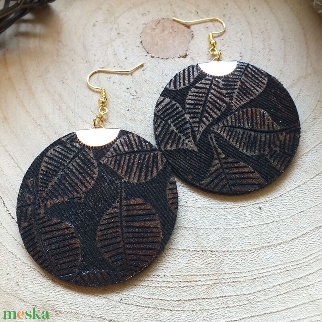 Bőr fülbevaló, levél mintás, fekete és bronz színű, 5 cm - ékszer - fülbevaló - lógós kerek fülbevaló - Meska.hu