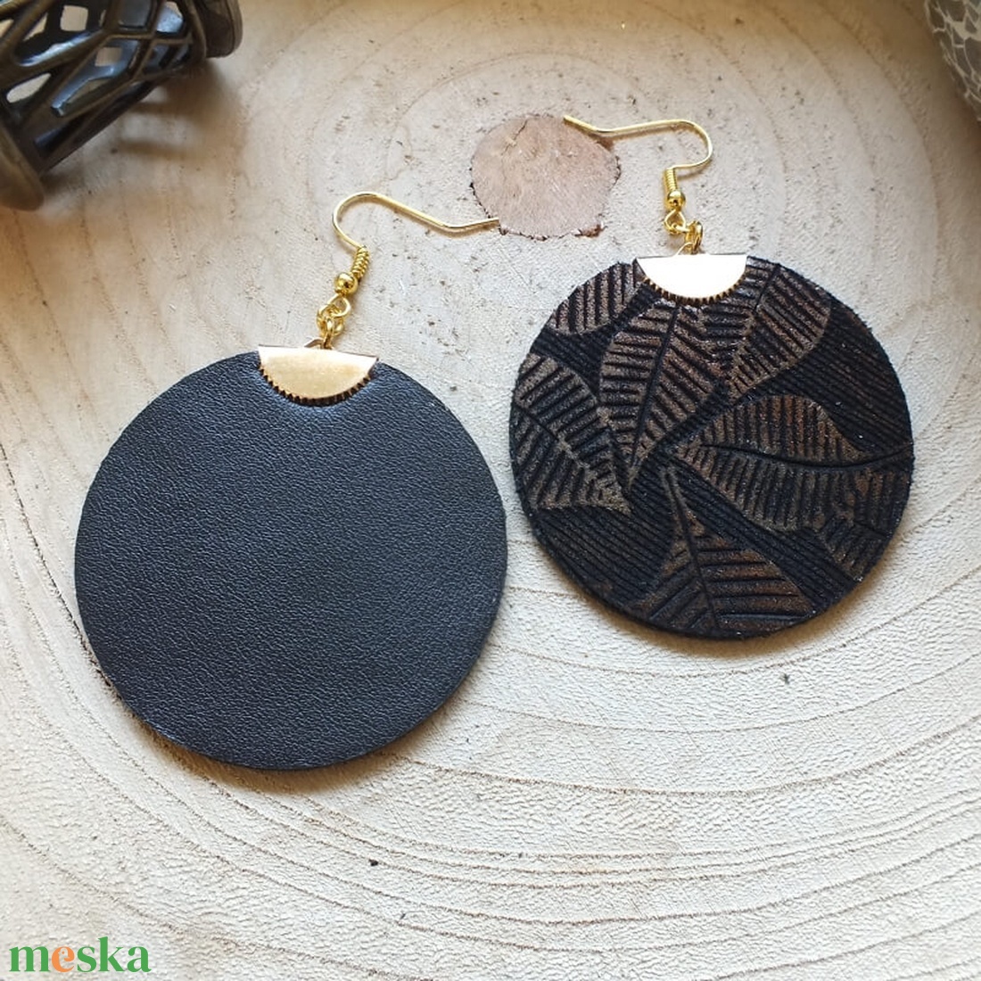 Bőr fülbevaló, levél mintás, fekete és bronz színű, 5 cm - ékszer - fülbevaló - lógós kerek fülbevaló - Meska.hu