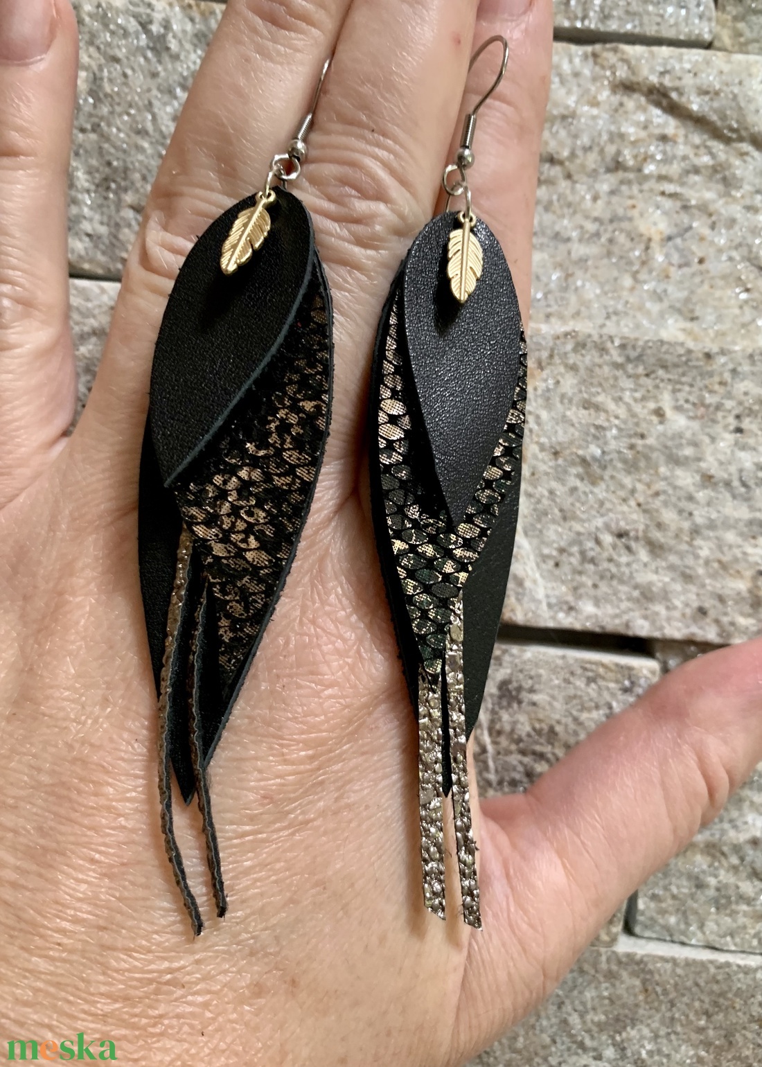 Csinos bőr fülbevaló, fekete bronz, csillogó, elegáns - ékszer - fülbevaló - lógó fülbevaló - Meska.hu Csinos bőr fülbevaló, fekete bronz, csillogó, elegáns - ékszer - fülbevaló - lógó fülbevaló - Meska.hu