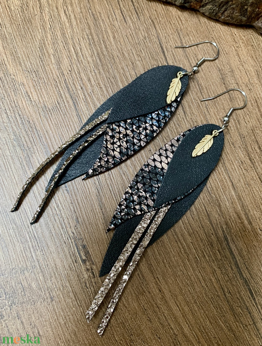 Csinos bőr fülbevaló, fekete bronz, csillogó, elegáns - ékszer - fülbevaló - lógó fülbevaló - Meska.hu Csinos bőr fülbevaló, fekete bronz, csillogó, elegáns - ékszer - fülbevaló - lógó fülbevaló - Meska.hu
