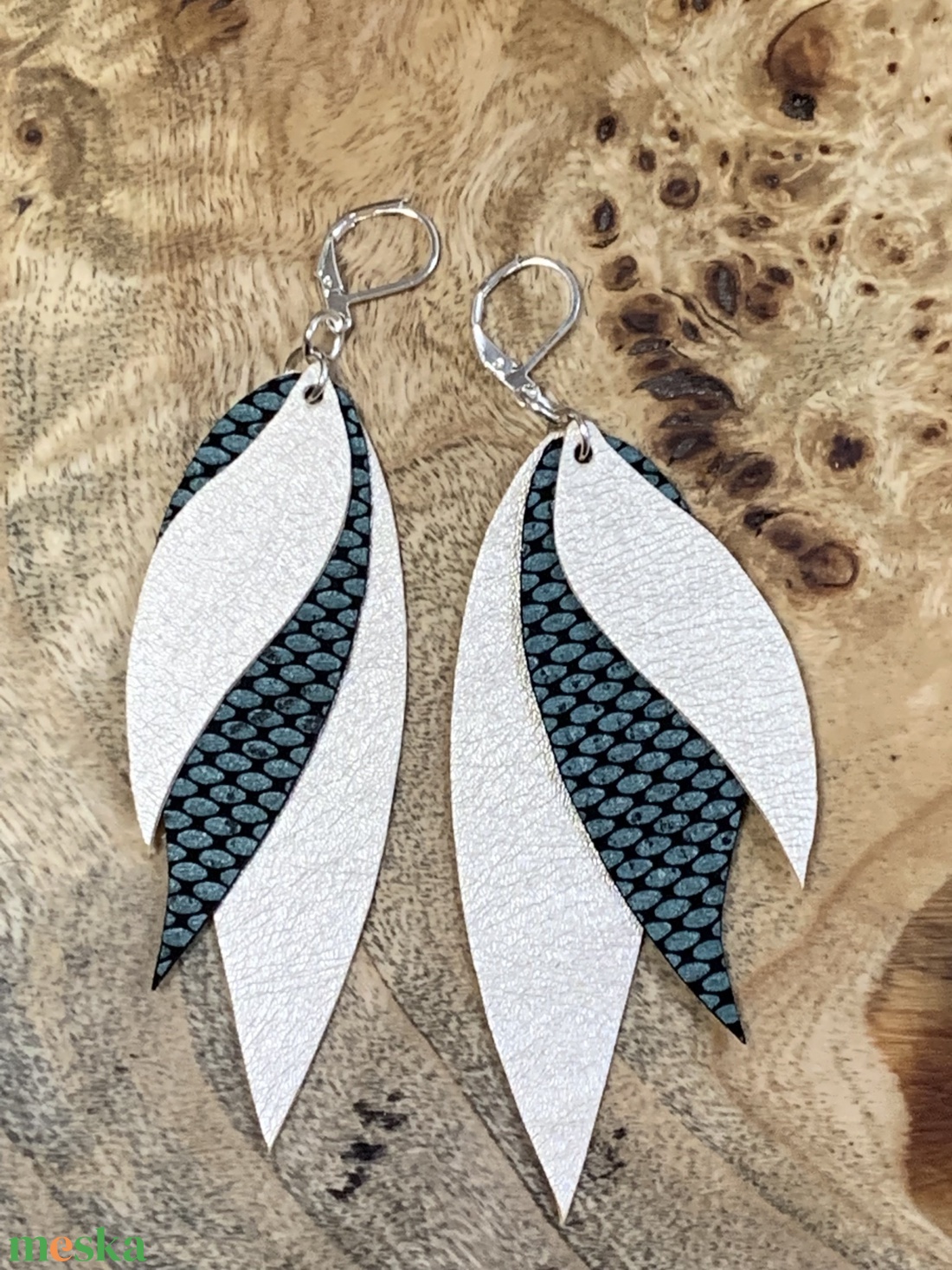 Csinos ekrű és petrolzöld színű fülbevaló - ékszer - fülbevaló - lógó csepp fülbevaló - Meska.hu