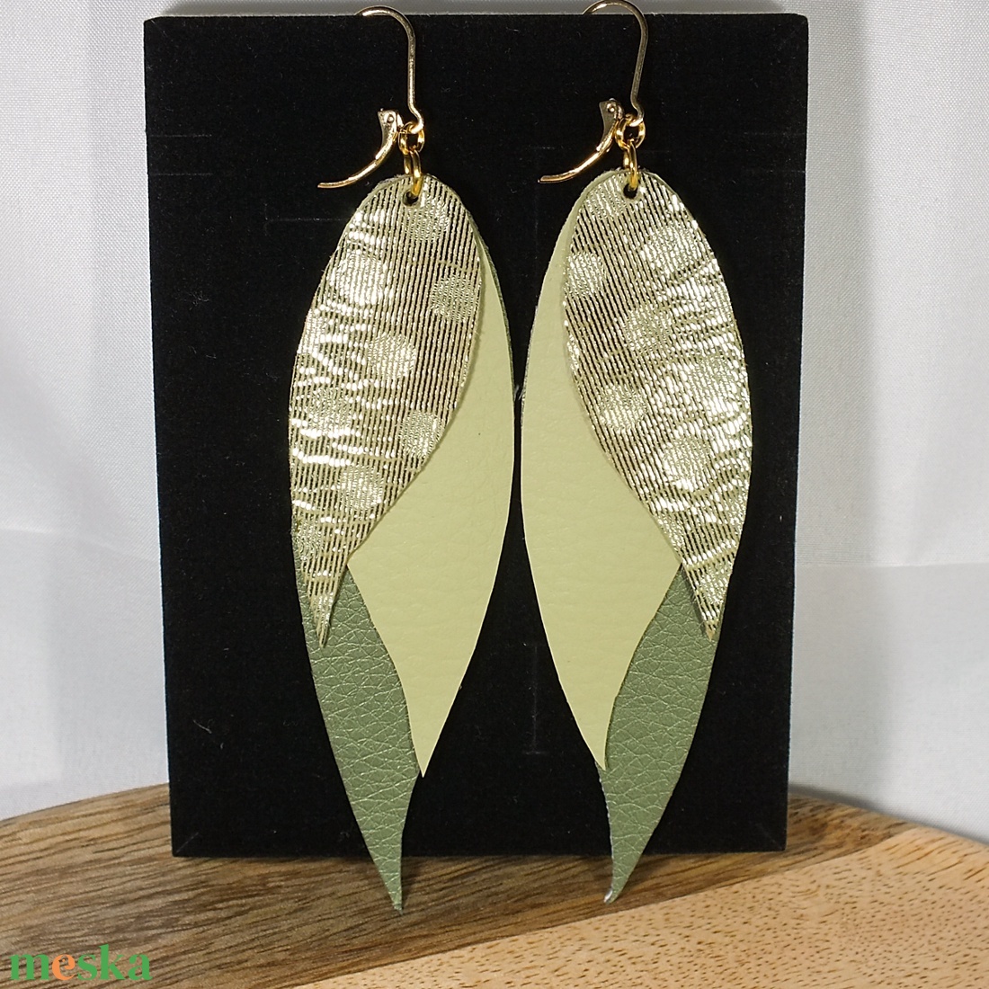 Zöld fülbevaló, 12 cm, bőr - ékszer - fülbevaló - lógó fülbevaló - Meska.hu