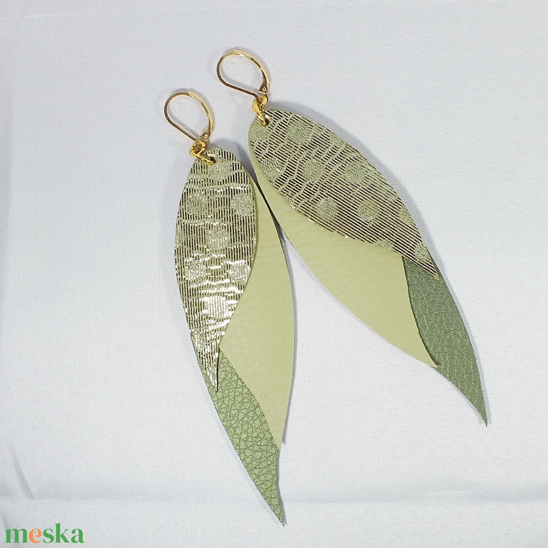 Zöld fülbevaló, 12 cm, bőr - ékszer - fülbevaló - lógó fülbevaló - Meska.hu