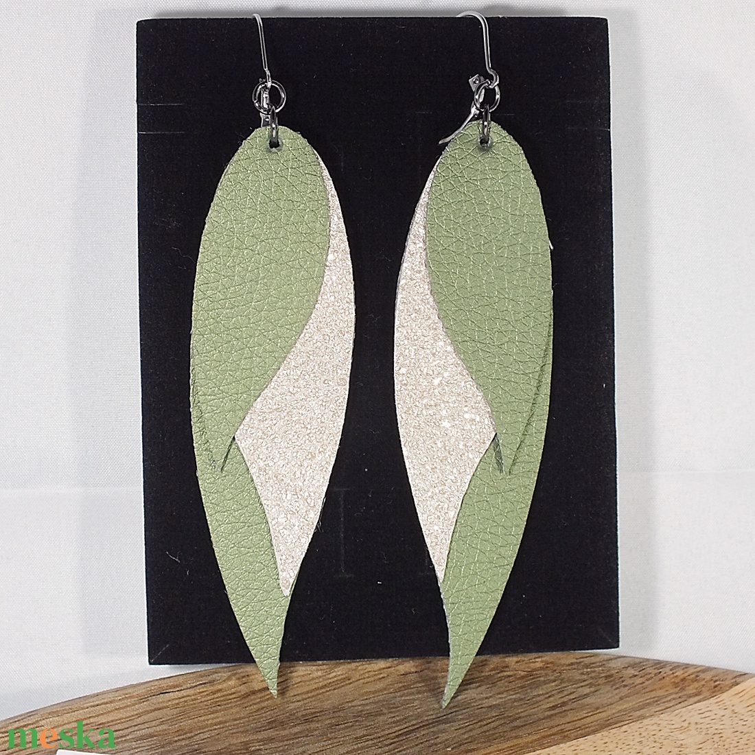Bőr fülbevaló, zöld és bézs - ékszer - fülbevaló - lógó fülbevaló - Meska.hu