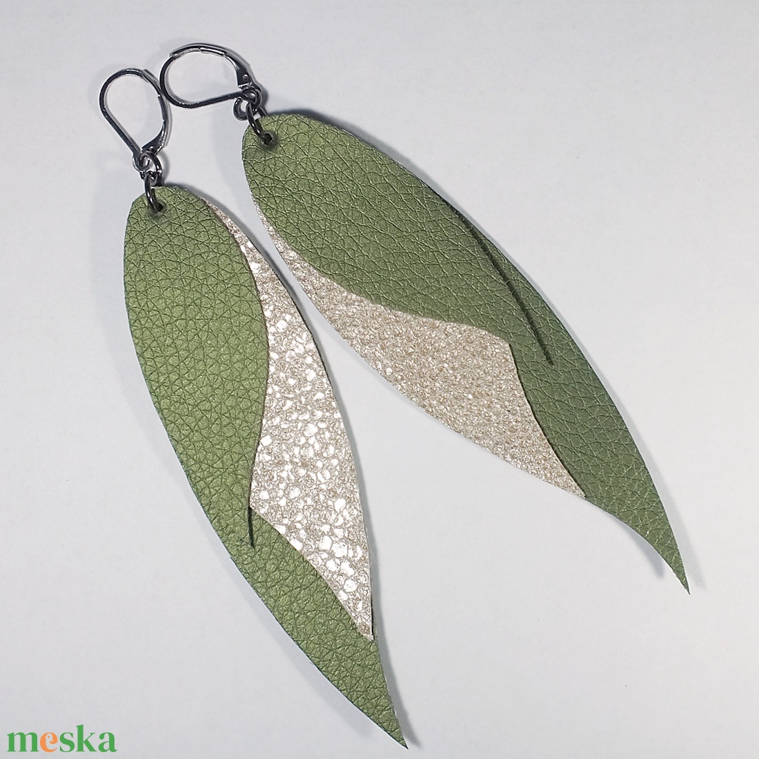 Bőr fülbevaló, zöld és bézs - ékszer - fülbevaló - lógó fülbevaló - Meska.hu