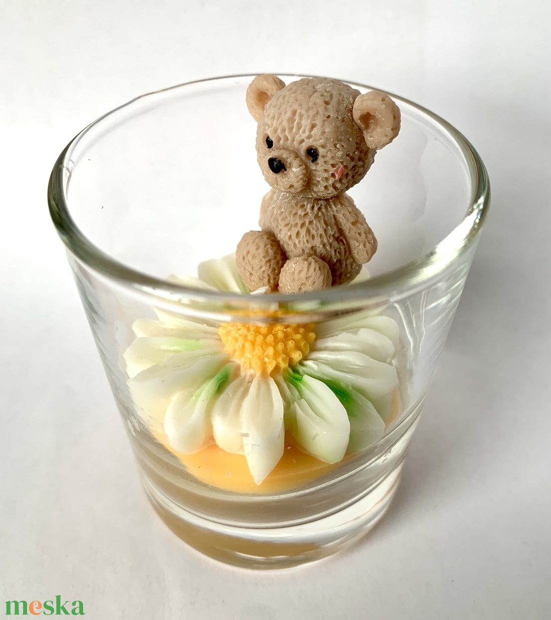 Illatgyertya, virágon csücsülő maci, jázmin illat - otthon & életmód - gyertya, illat, aroma - gyertya - Meska.hu