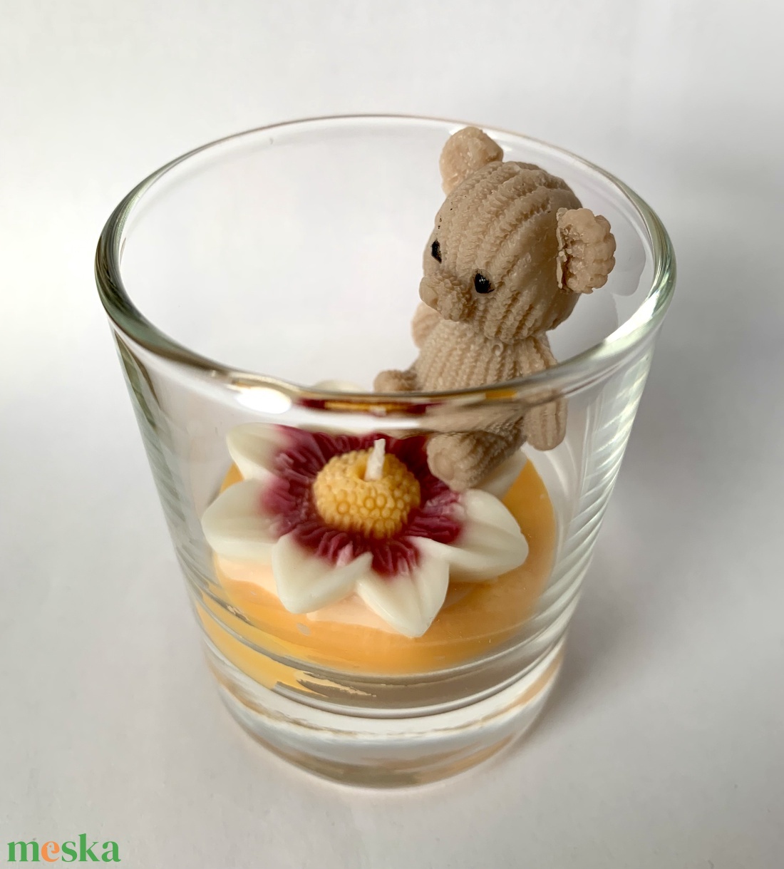 Illatgyertya, virágon csücsülő maci, jázmin illat - otthon & életmód - gyertya, illat, aroma - gyertya - Meska.hu