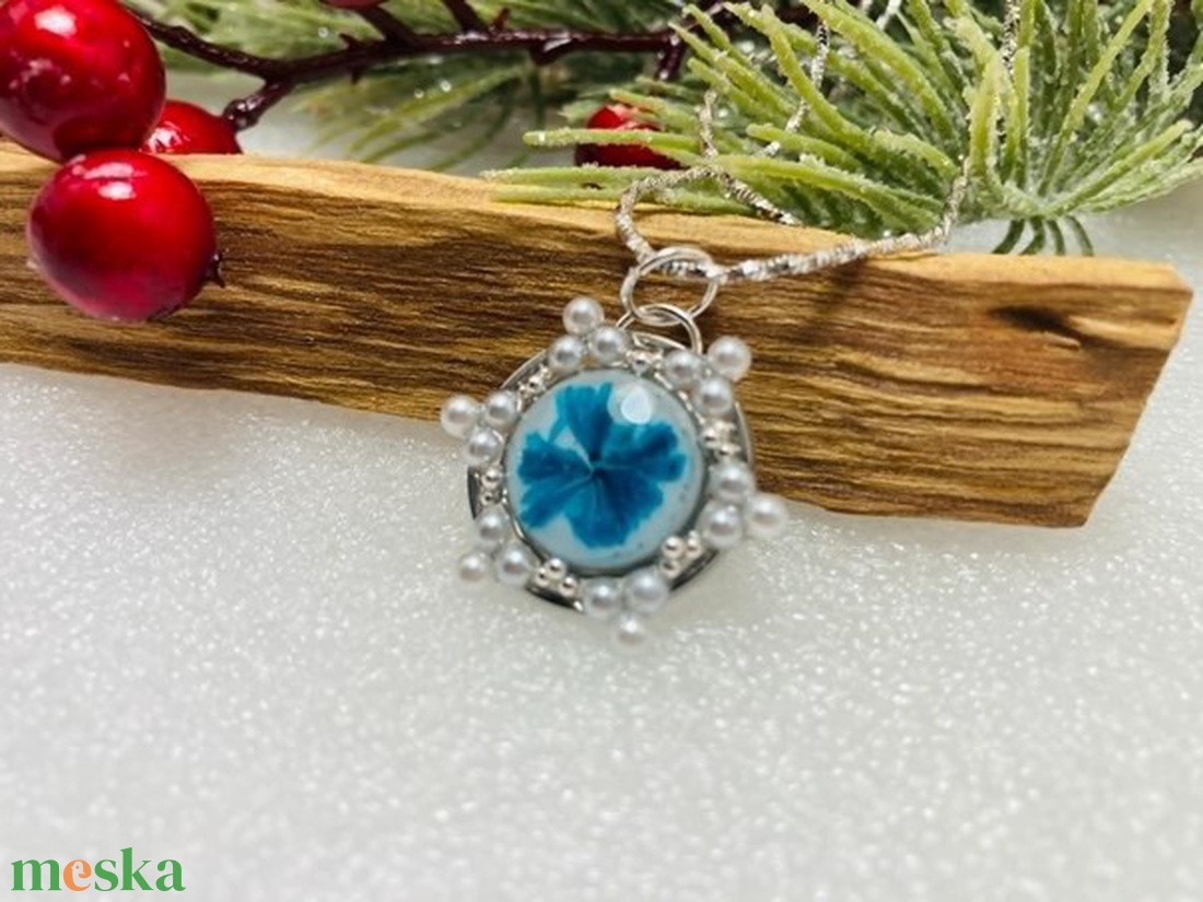 Gyöngyvarázs  Kézműves gyanta medál gyöngy kerettel - ékszer - nyaklánc - medál - Meska.hu