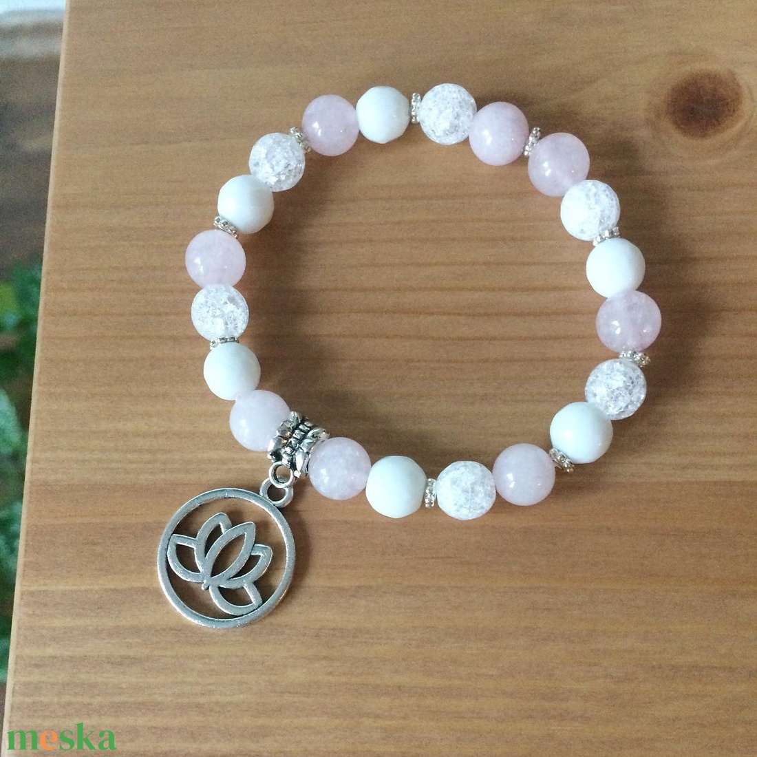 Lotus medálos karkötő több színben - ékszer - karkötő - charm karkötő - Meska.hu