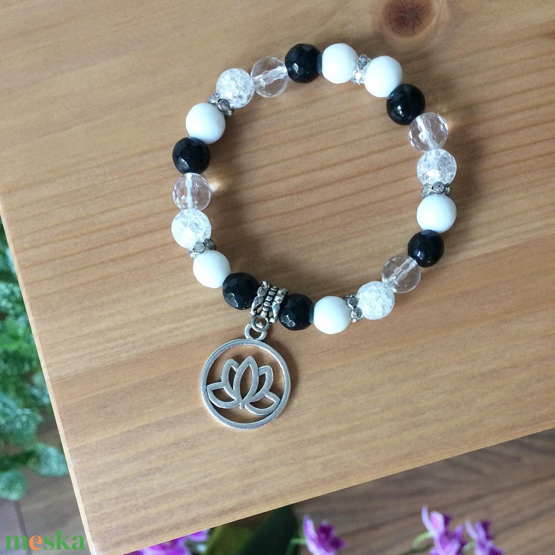 Lotus medálos karkötő több színben - ékszer - karkötő - charm karkötő - Meska.hu