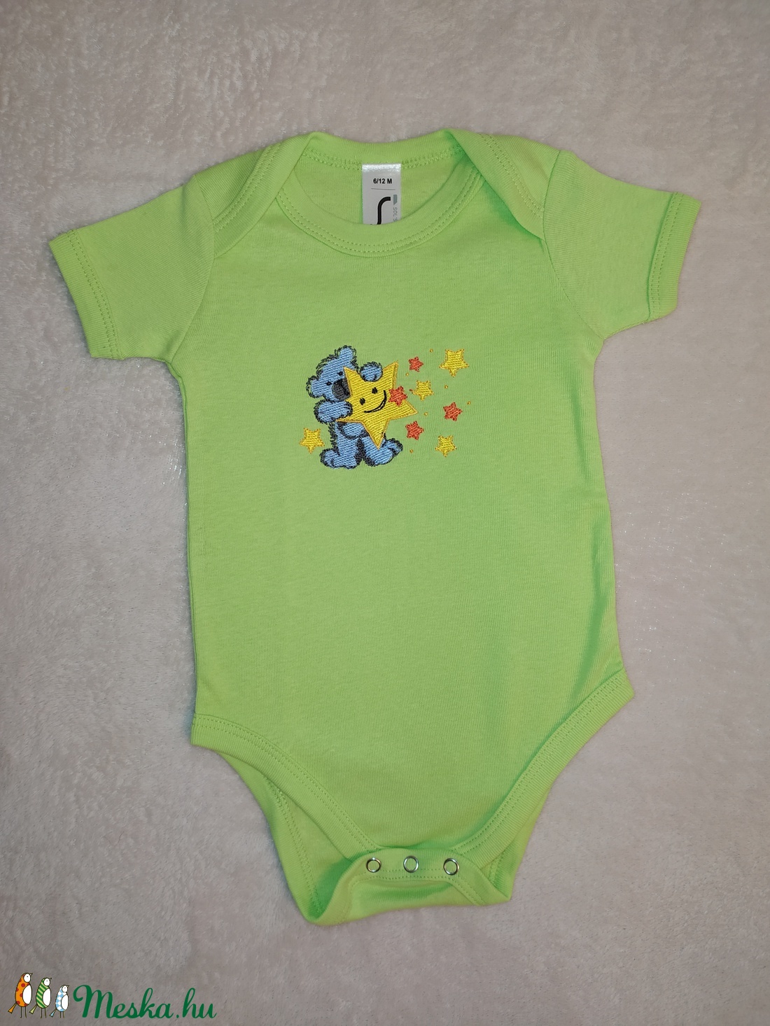 Hímzett macis baba body csillagokkal - ruha & divat - babaruha & gyerekruha - body - Meska.hu Hímzett macis baba body csillagokkal - ruha & divat - babaruha & gyerekruha - body - Meska.hu