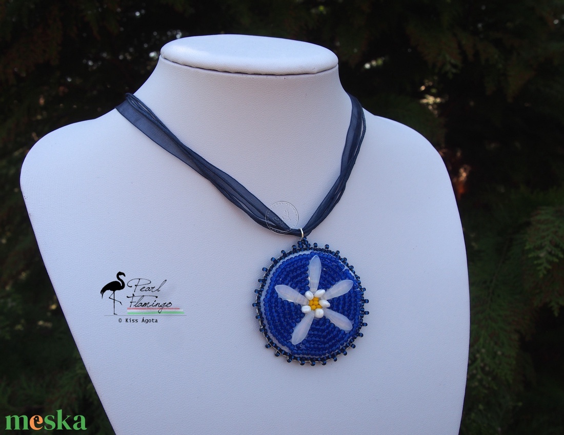 Hímzett havasi gyopár kék medál - ékszer - nyaklánc - medál - Meska.hu