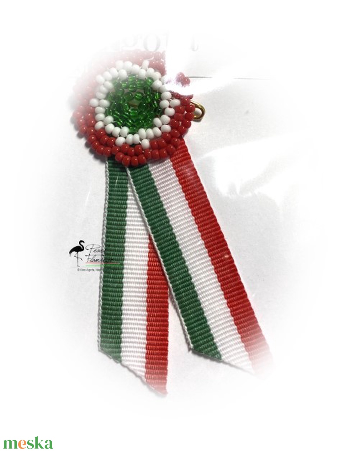 Gyöngy kokárda nemzeti színű szalaggal - ékszer - kitűző és bross - kitűző - Meska.hu