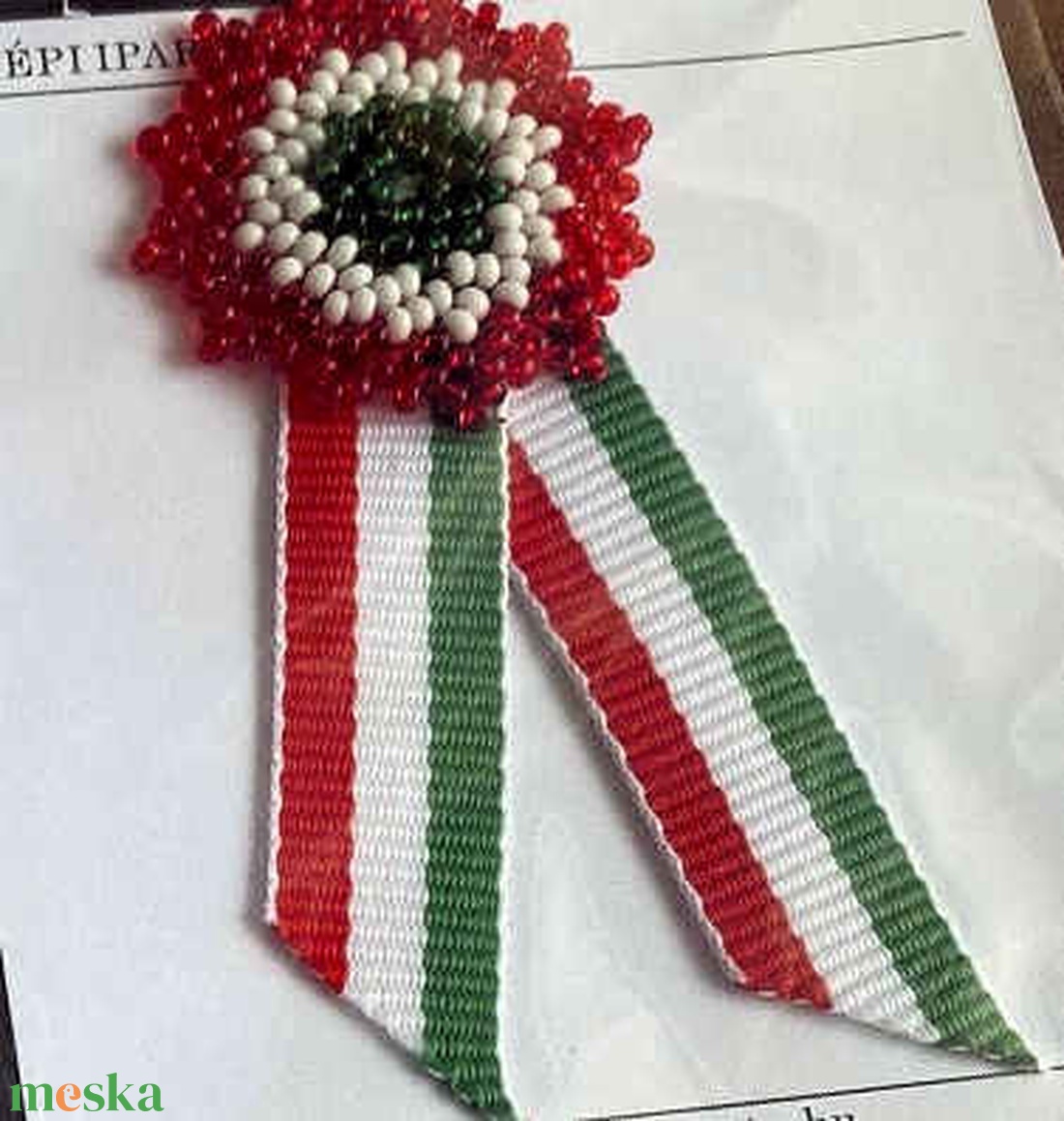 Gyöngy kokárda nemzeti színű szalaggal - ékszer - kitűző és bross - kitűző - Meska.hu Gyöngy kokárda nemzeti színű szalaggal - ékszer - kitűző és bross - kitűző - Meska.hu