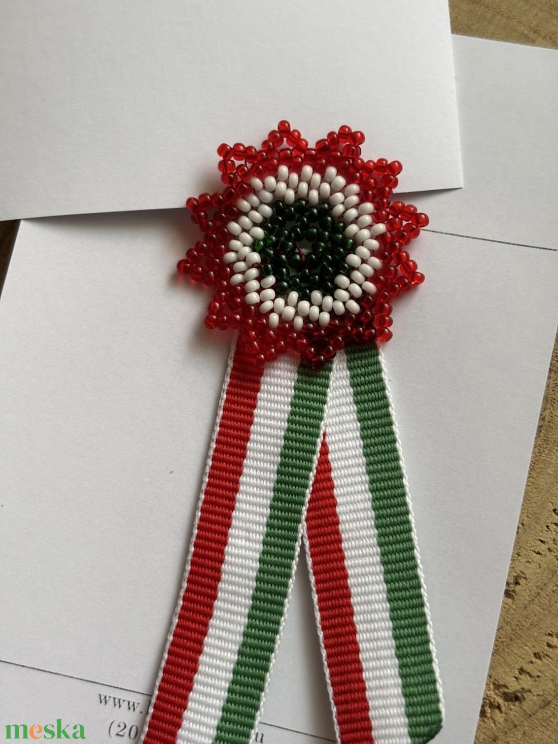 Gyöngy kokárda nemzeti színű szalaggal - ékszer - kitűző és bross - Meska.hu