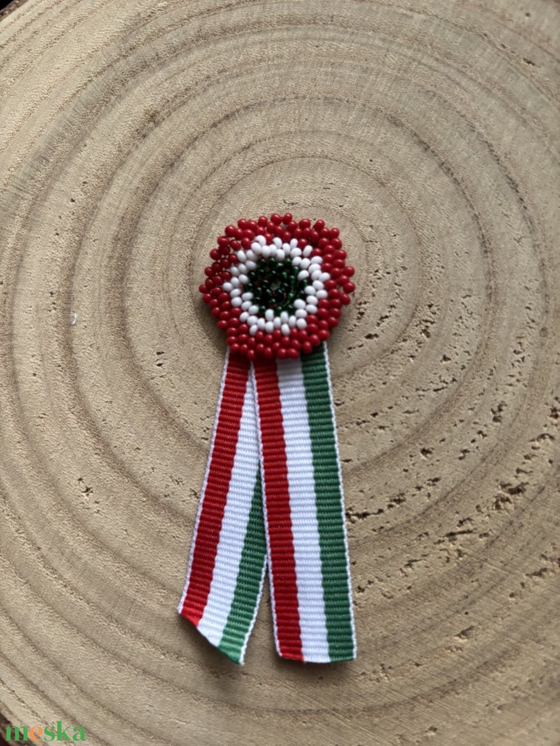 Gyöngy kokárda nemzeti színű szalaggal - ékszer - kitűző és bross - Meska.hu