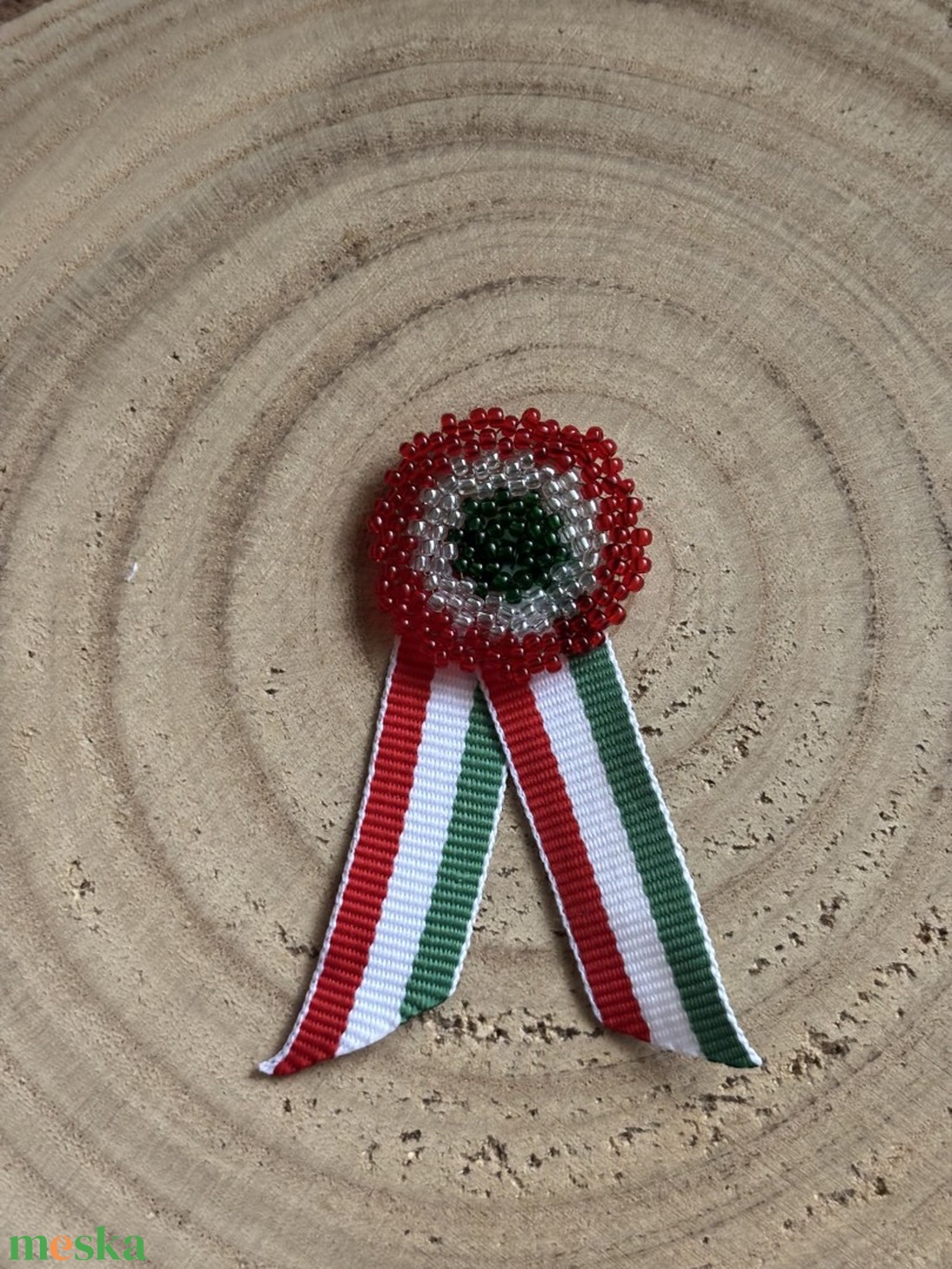 Gyöngy kokárda nemzeti színű szalaggal - ékszer - kitűző és bross - Meska.hu