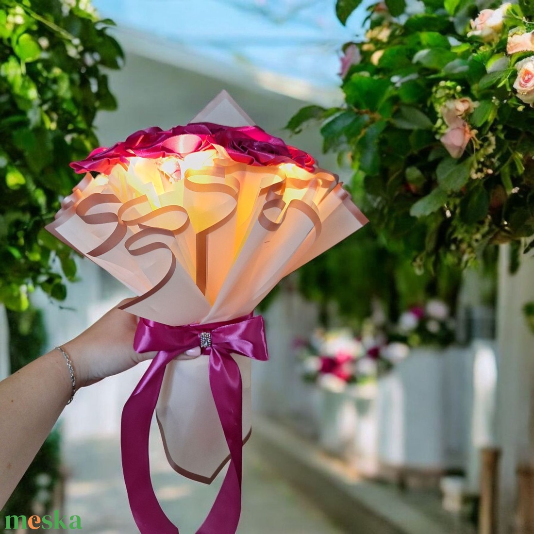 Ragyogó elegancia 10 szálas csillogó pink örökrózsa csokor világítással - otthon & életmód - dekoráció - virágdísz és tartó - csokor & virágdísz - Meska.hu Ragyogó elegancia 10 szálas csillogó pink örökrózsa csokor világítással - otthon & életmód - dekoráció - virágdísz és tartó - csokor & virágdísz - Meska.hu