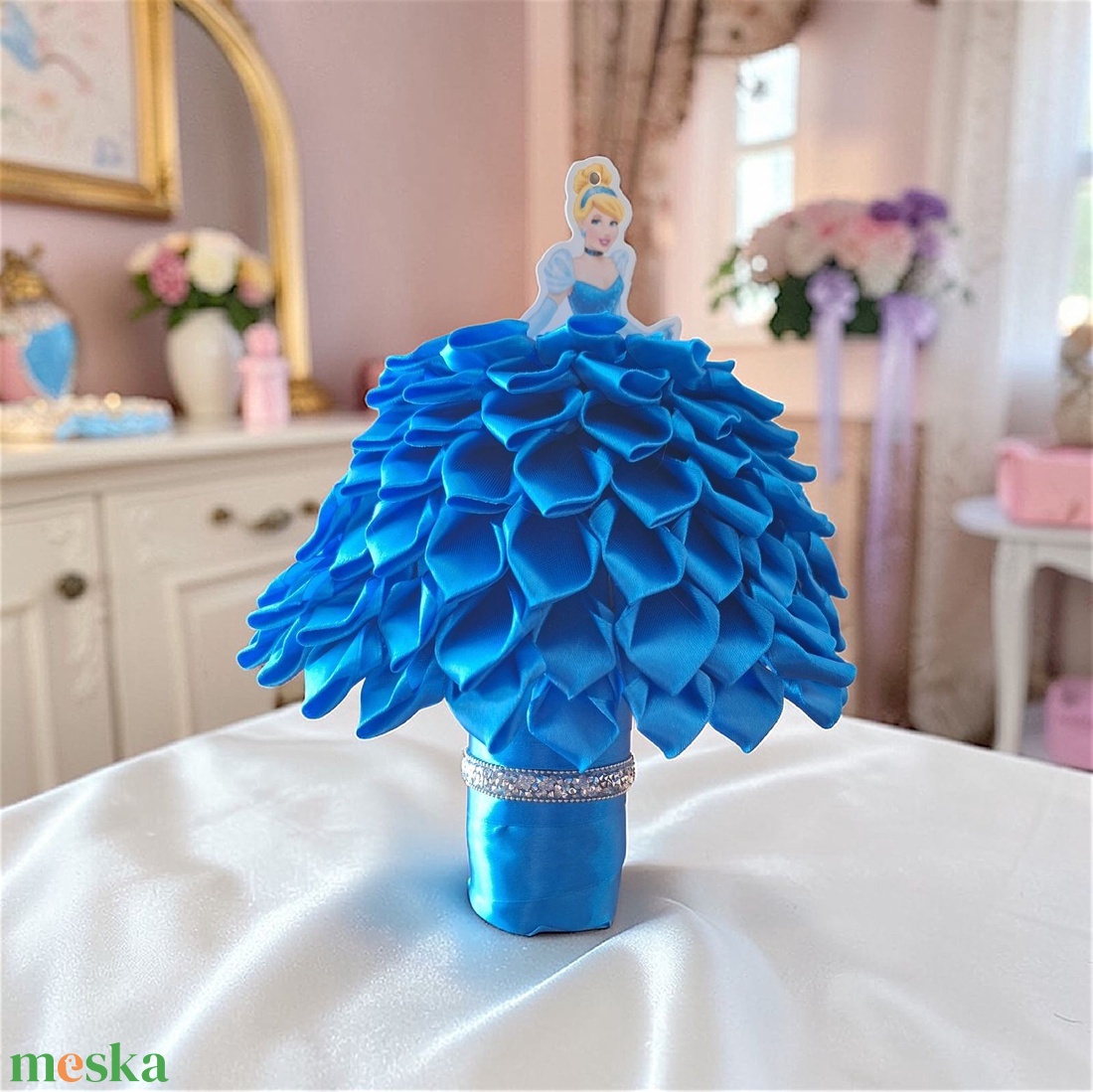 Hamupipőke ihlette kék hercegnős örökrózsa csokor - ovis ballagási csokor - otthon & életmód - virágdekoráció - virágok - virágcsokor - Meska.hu