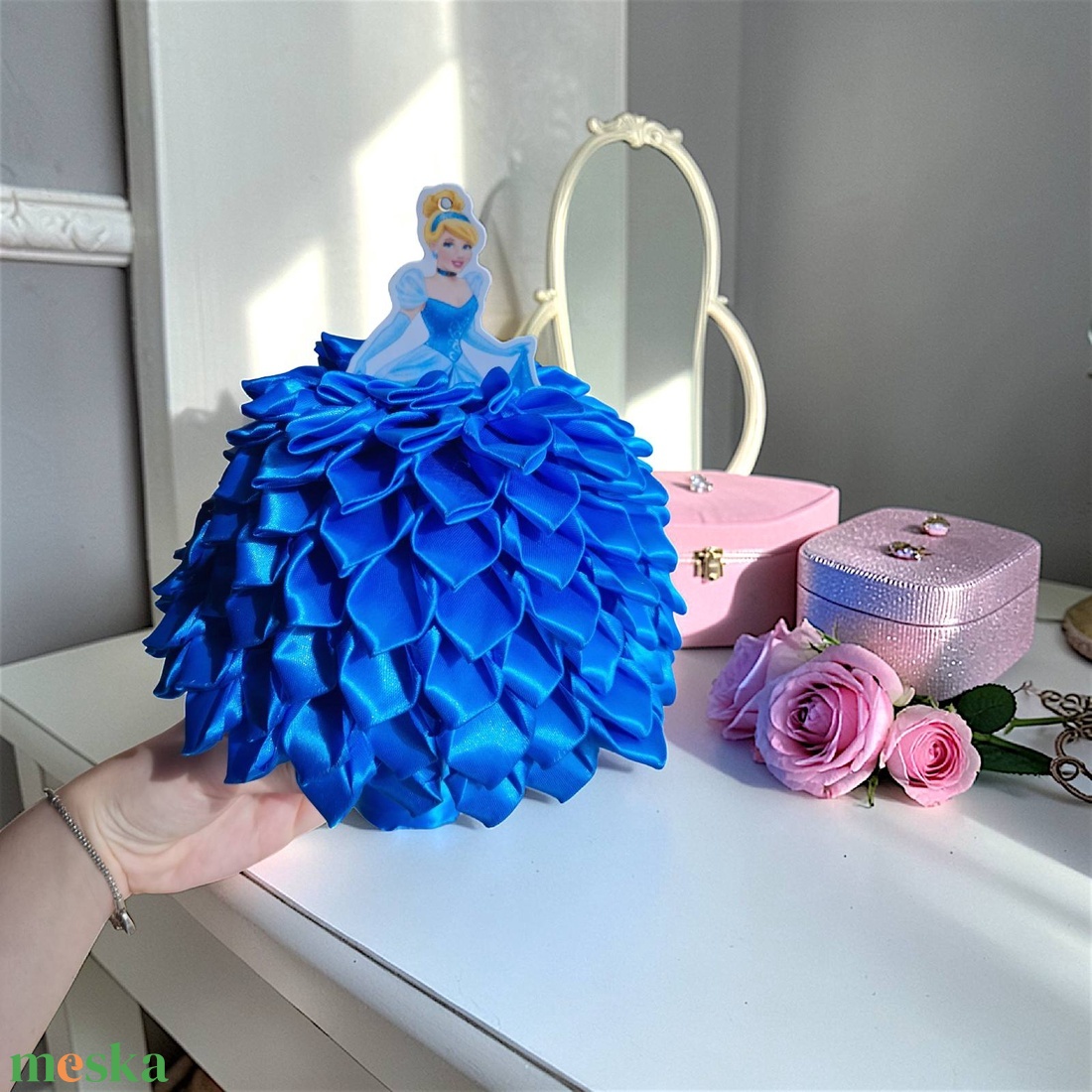 Hamupipőke ihlette kék hercegnős örökrózsa csokor - ovis ballagási csokor - otthon & életmód - virágdekoráció - virágok - virágcsokor - Meska.hu