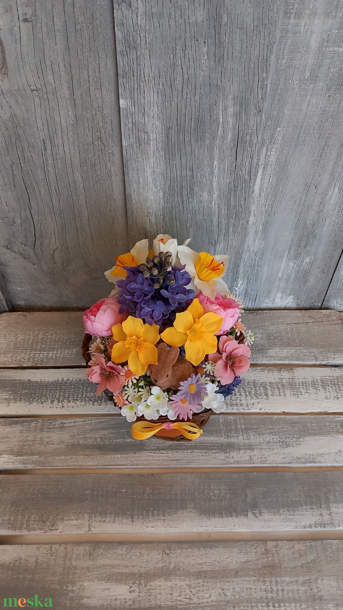 Boldog Nyuszikosár  - Virágos Asztaldísz/Tavaszi Asztaldísz/Húsvéti Asztaldísz/Asztaldísz/Virágajándék - otthon & életmód - virágdekoráció - virágdíszek - virágdísz kaspóban - Meska.hu