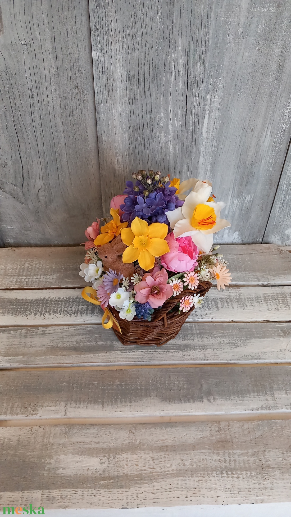 Boldog Nyuszikosár  - Virágos Asztaldísz/Tavaszi Asztaldísz/Húsvéti Asztaldísz/Asztaldísz/Virágajándék - otthon & életmód - virágdekoráció - virágdíszek - virágdísz kaspóban - Meska.hu