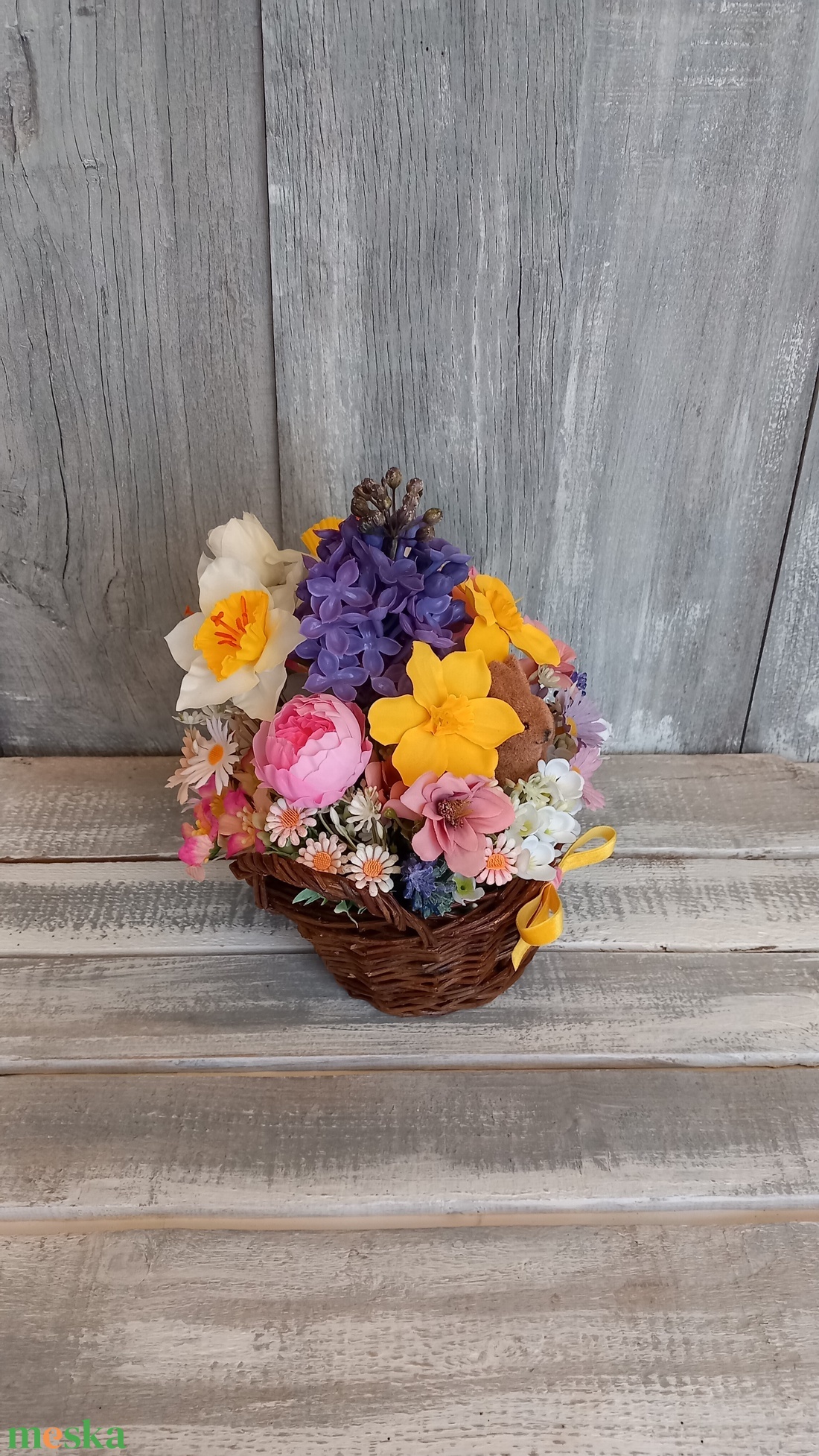 Boldog Nyuszikosár  - Virágos Asztaldísz/Tavaszi Asztaldísz/Húsvéti Asztaldísz/Asztaldísz/Virágajándék - otthon & életmód - virágdekoráció - virágdíszek - virágdísz kaspóban - Meska.hu