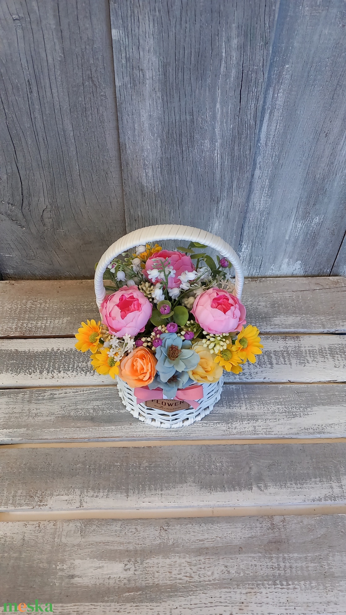 Virágmix Fehér Kosárban  - Virágos Asztaldísz/Tavaszi Asztaldísz/Nőnapi Asztaldísz/Virágajándék/Virágkosár - otthon & életmód - virágdekoráció - virágdíszek - virágdísz kaspóban - Meska.hu