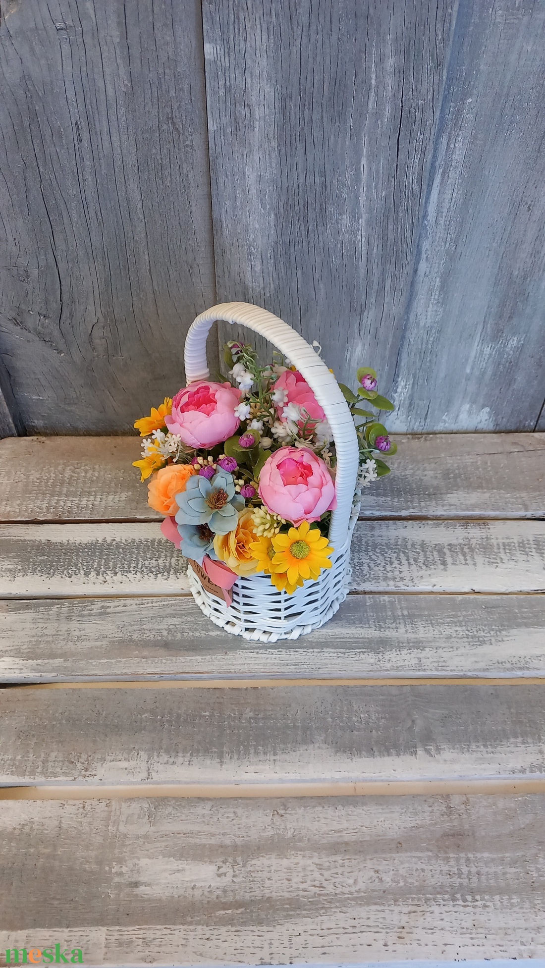 Virágmix Fehér Kosárban  - Virágos Asztaldísz/Tavaszi Asztaldísz/Nőnapi Asztaldísz/Virágajándék/Virágkosár - otthon & életmód - virágdekoráció - virágdíszek - virágdísz kaspóban - Meska.hu