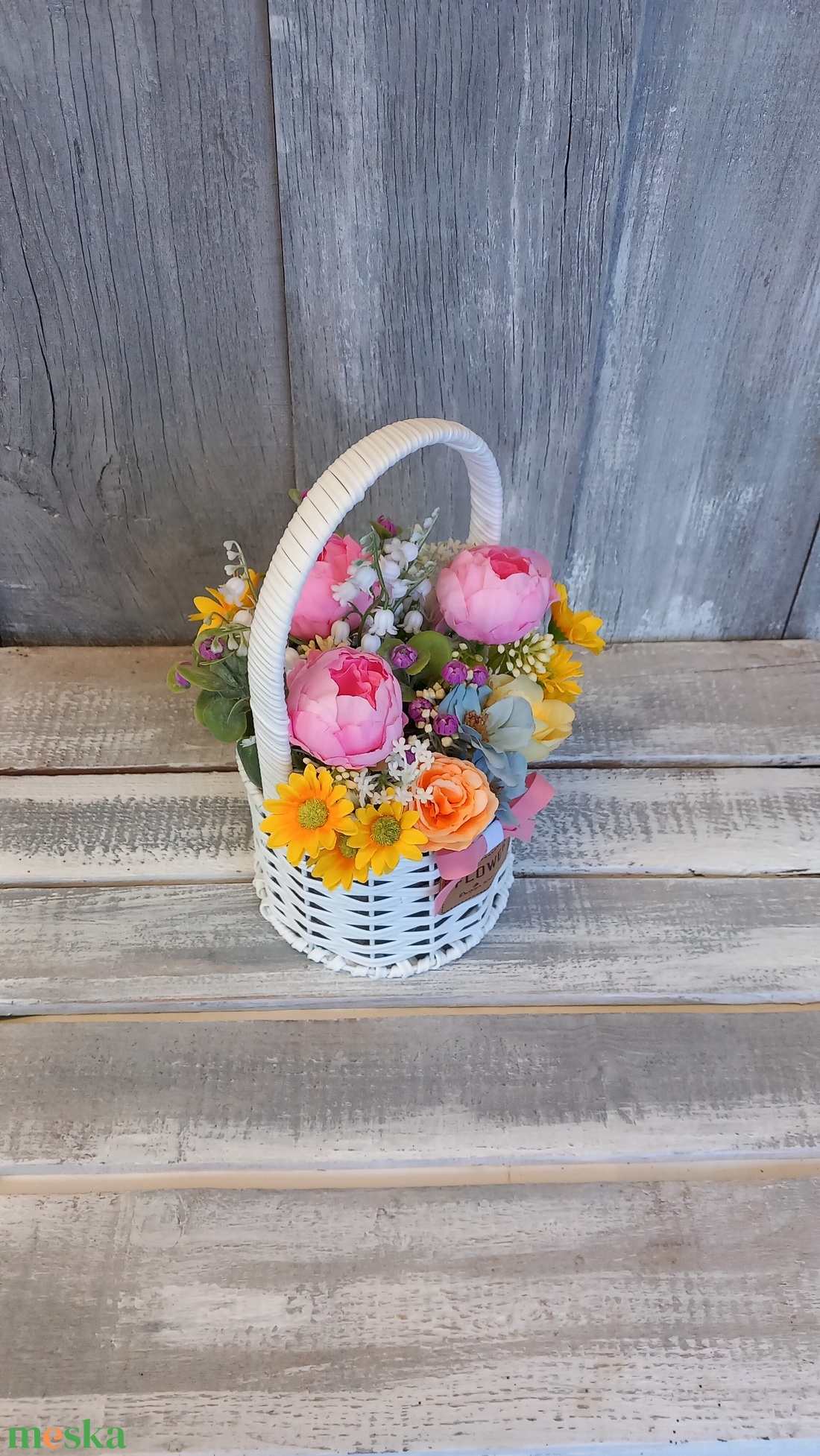 Virágmix Fehér Kosárban  - Virágos Asztaldísz/Tavaszi Asztaldísz/Nőnapi Asztaldísz/Virágajándék/Virágkosár - otthon & életmód - virágdekoráció - virágdíszek - virágdísz kaspóban - Meska.hu