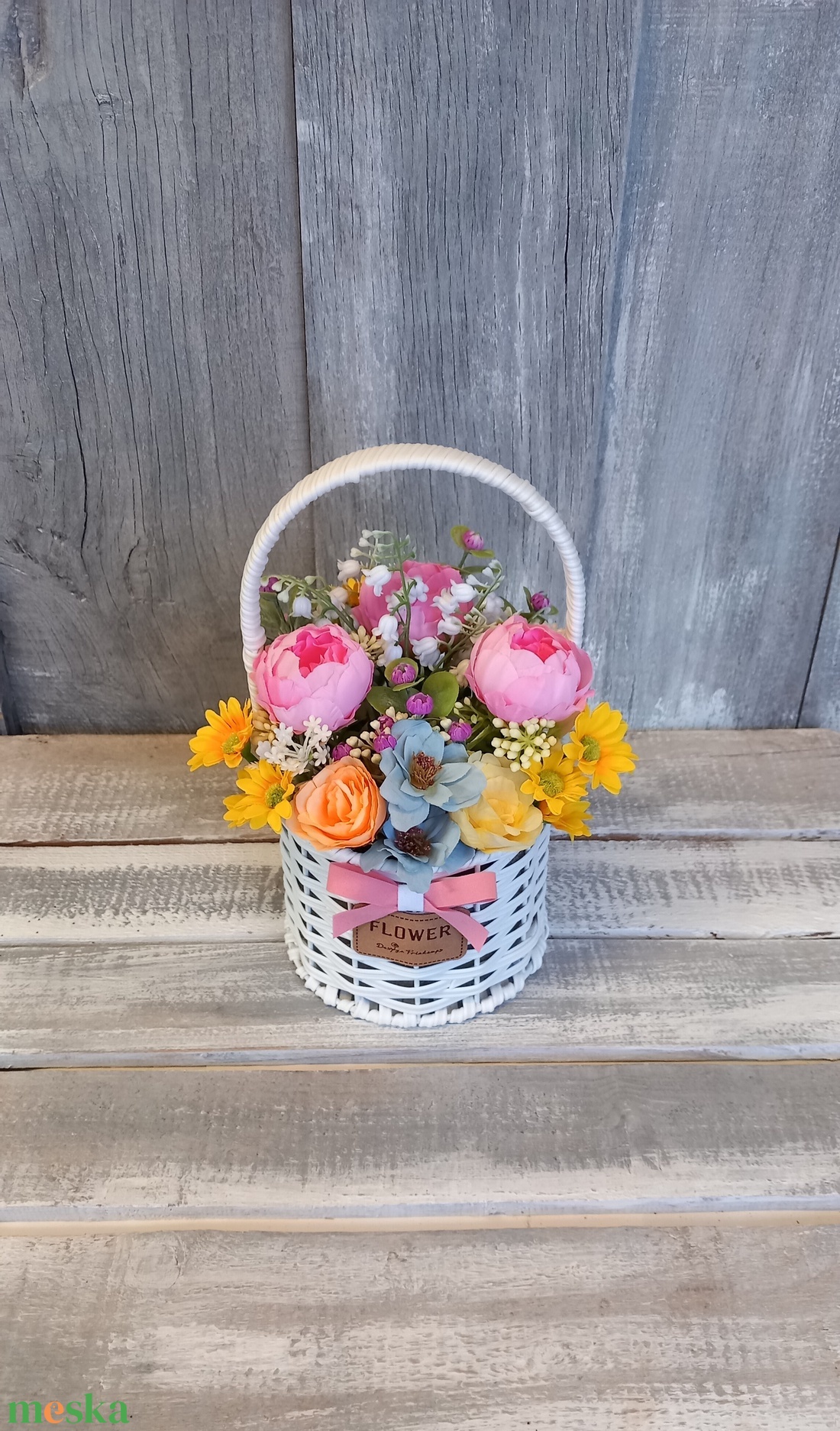 Virágmix Fehér Kosárban  - Virágos Asztaldísz/Tavaszi Asztaldísz/Nőnapi Asztaldísz/Virágajándék/Virágkosár - otthon & életmód - virágdekoráció - virágdíszek - virágdísz kaspóban - Meska.hu