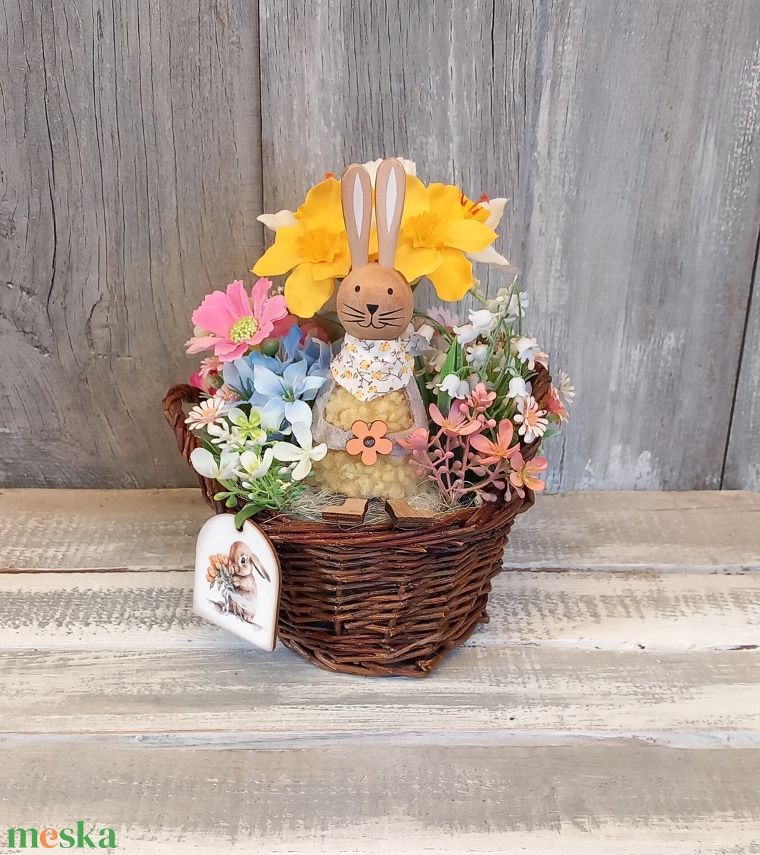 Vidám Nyuszikosár  - Virágos Asztaldísz/Tavaszi Asztaldísz/Húsvéti Asztaldísz/Asztaldísz/Virágajándék - otthon & életmód - virágdekoráció - virágdíszek - virágdísz kaspóban - Meska.hu