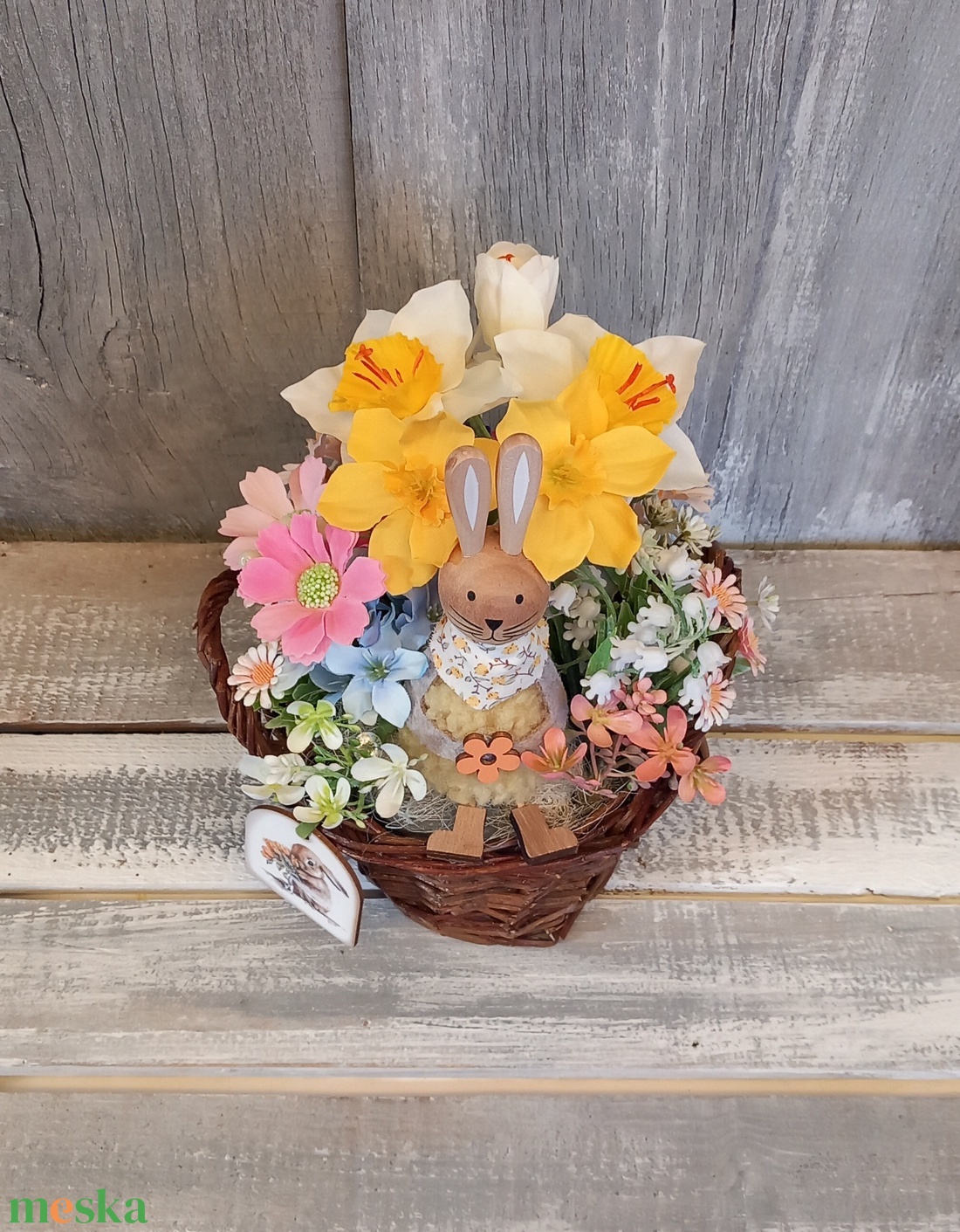 Vidám Nyuszikosár  - Virágos Asztaldísz/Tavaszi Asztaldísz/Húsvéti Asztaldísz/Asztaldísz/Virágajándék - otthon & életmód - virágdekoráció - virágdíszek - virágdísz kaspóban - Meska.hu